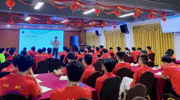 青華模具學(xué)院班長(zhǎng)團(tuán)舉辦《六頂思考帽》課程