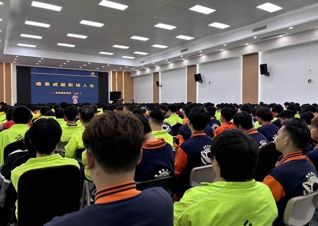 青華模具學校素質教育課《感恩成就職場人生》